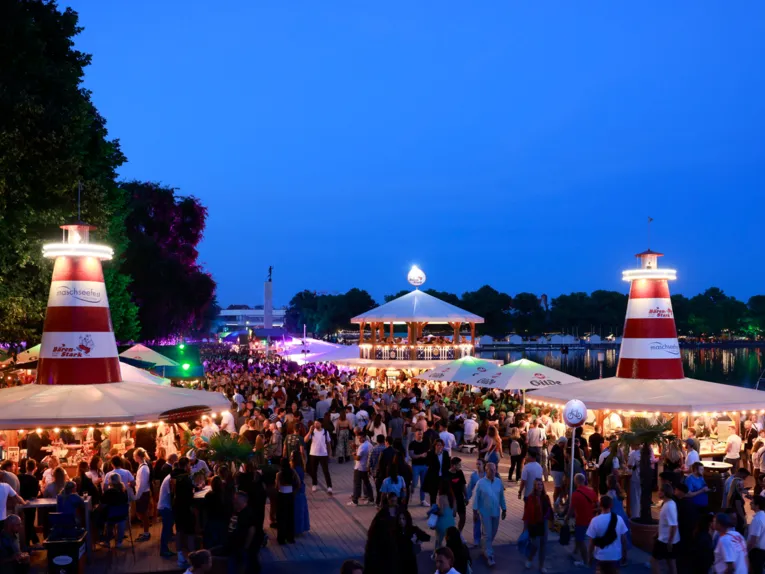 Stimmungsvolles Bild vom Maschseefest 2026 in Hannover - das größte Seefest Deutschlands.