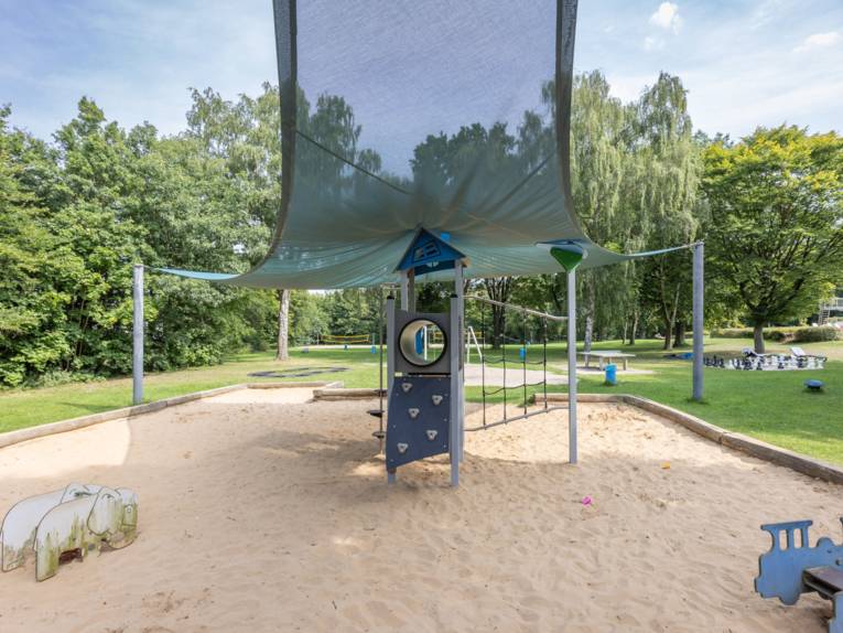 Sandkiste mit Spielgerät