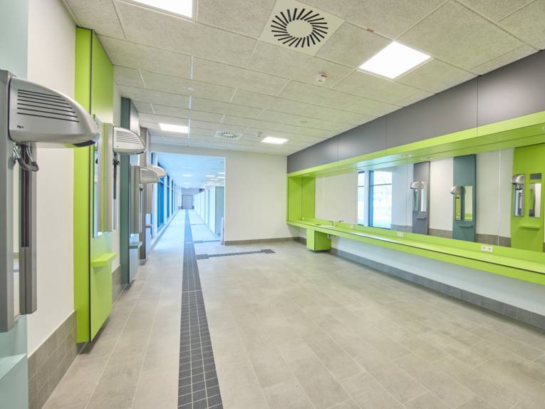 Misburger Bad Innen: Umkleidebereich