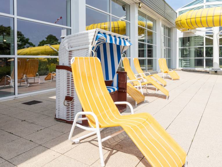 Strandkorb und Liegestühle im Aussenbereich des Hallenfreibades Burgdorf