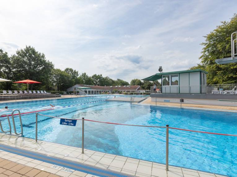 Sprungbecken mit Hinweistafel, dass die Wassertiefe zwischen 2 und 3,7 Meter beträgt