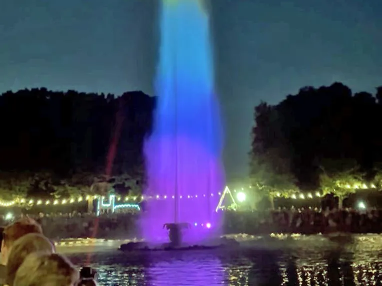Bunt beleuchtete Fontäne in einem Barockgarten