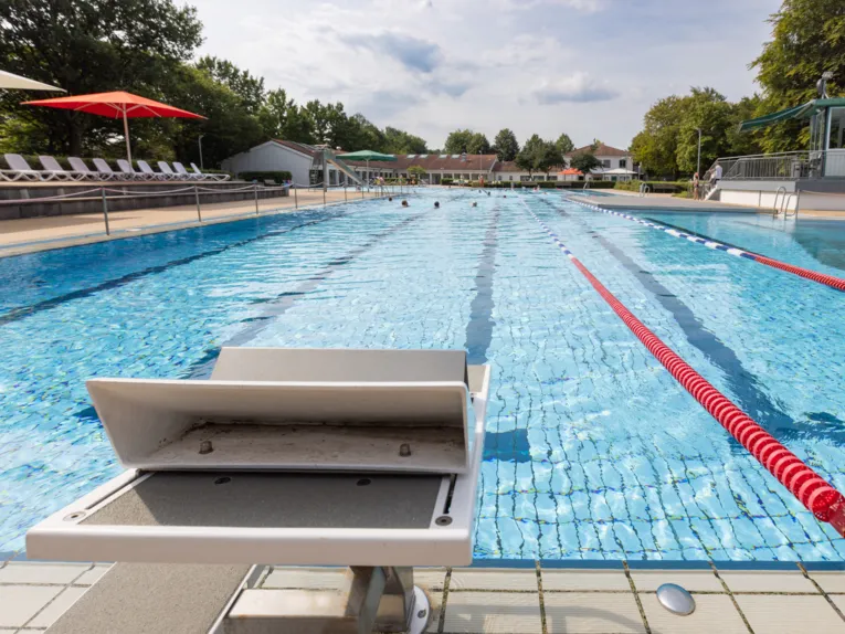 Blick vom Startblock aufs Schwimmbecken