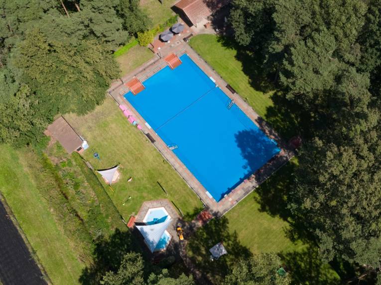 Luftaufnahme eines Freibades