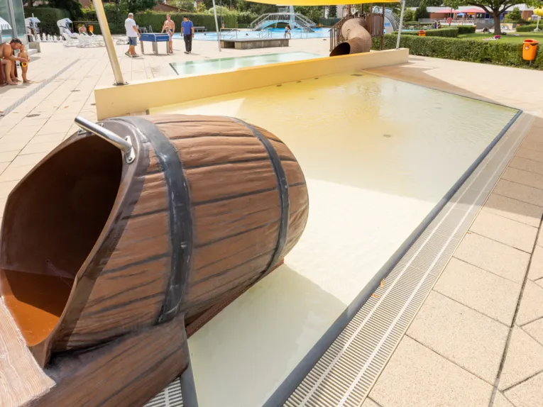 Minirutsche in Form eines Fasses am Planschbecken im Aussenbereich des Hallenfreibades Burgdorf