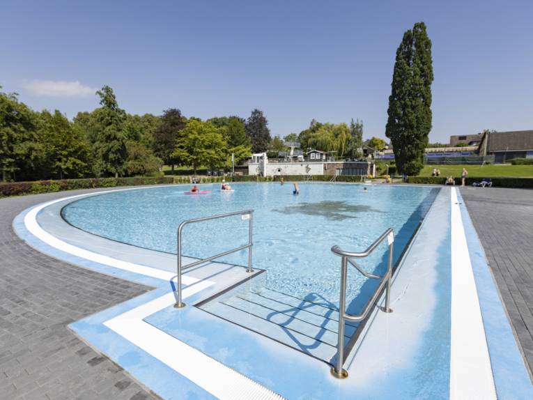 Flaches Becken in einem Freibad