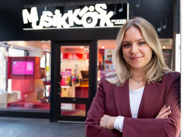 Moderatorin Marisa Puoti vorm Musik Kiosk der UNESCO City of Music Hannover