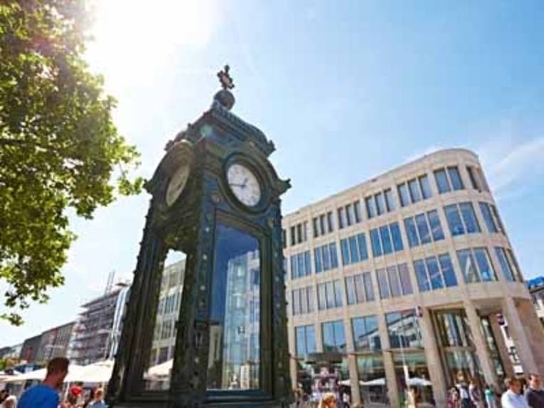 Kröpcke-Center and Kröpcke Clock