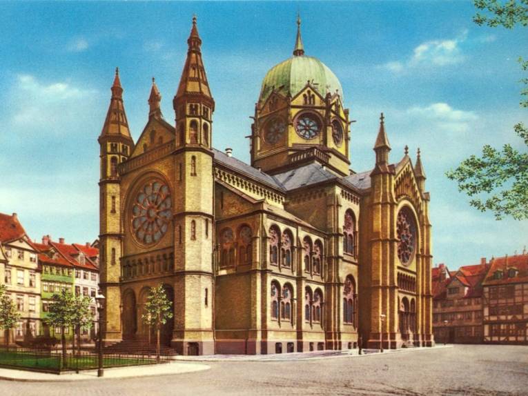 Ehemalige Neue Synagoge in der Roten Reihe (1938: Bergstraße). Die Synagoge wurde in der Pogromnacht von 1938 zerstört. (Kolorierte Postkarte)