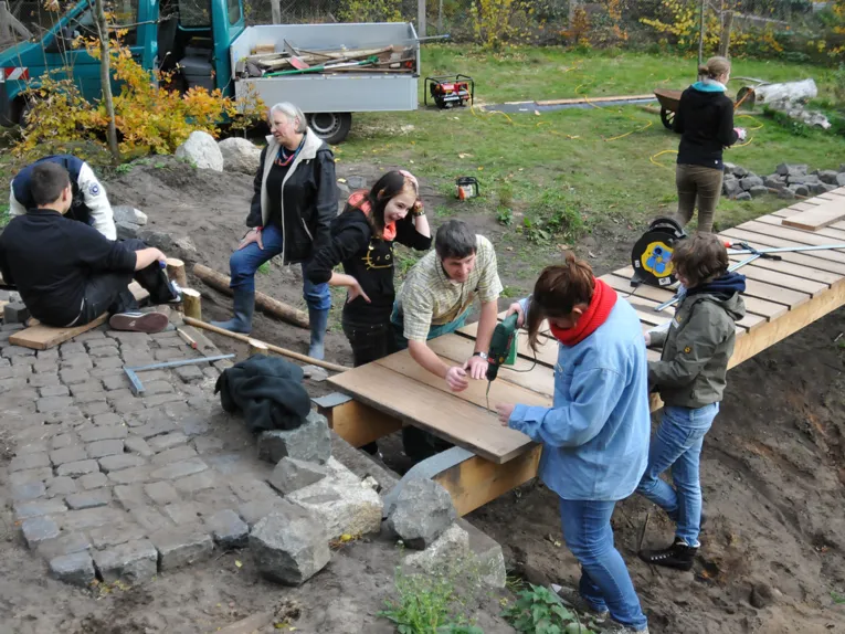 Des jeunes en train de construire un pont