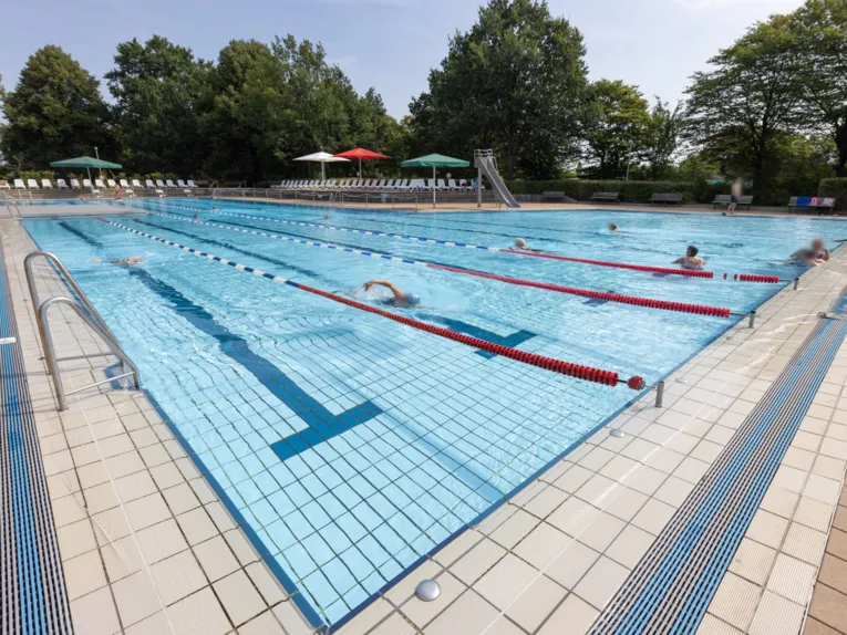 Schwimmende, auf mit Schwimmk&ouml;rpern getrennten Bahnen im Freibad