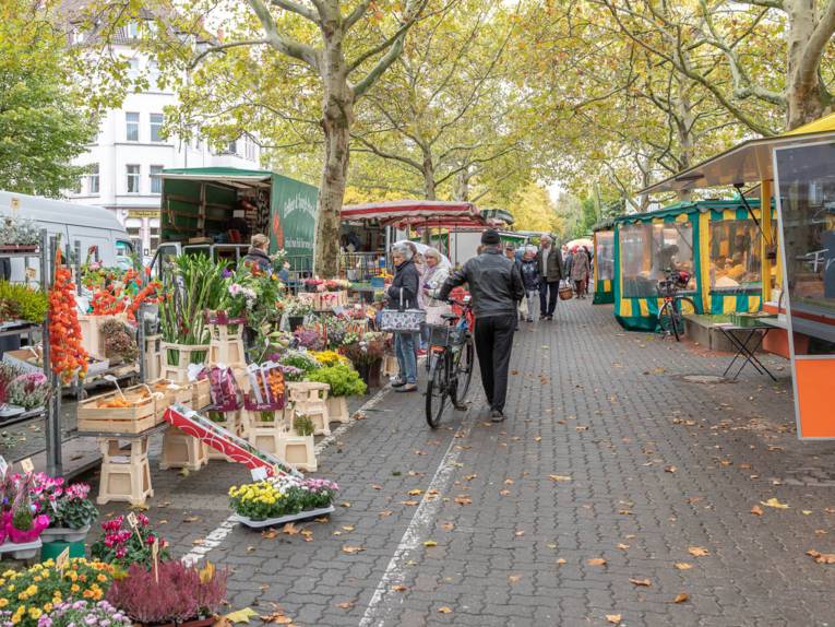 Besucher*innen flanieren über den Wochenmarkt auf dem Stephansplatz.