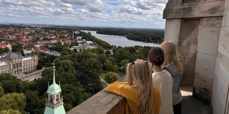 Kinder stehen auf dem Turm des Rathauses