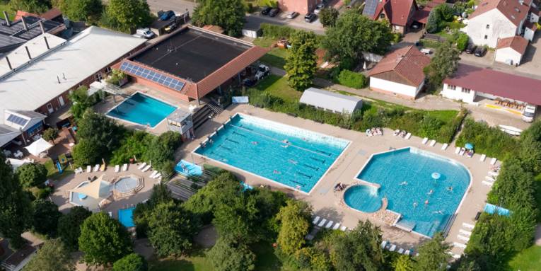 Luftbild eines Freibades