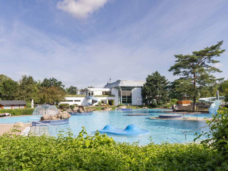 Nichtschwimmerbecken, im Hintergrund ein Gebäude