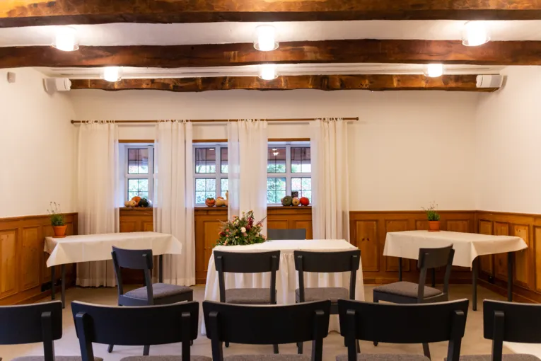 Sala weselna w restauracji na dziedzińcu w zoo