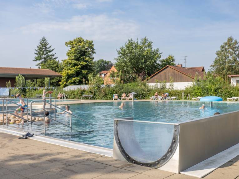 Menschen im Nichtschwimmerbecken