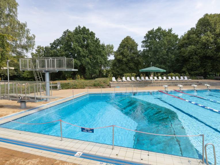 Zwei Sprungtürme in unterschiedlichen Höhen