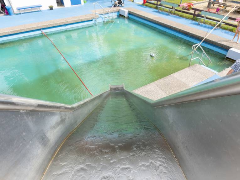 Blick von der Metallrutsche ins Schwimmbecken