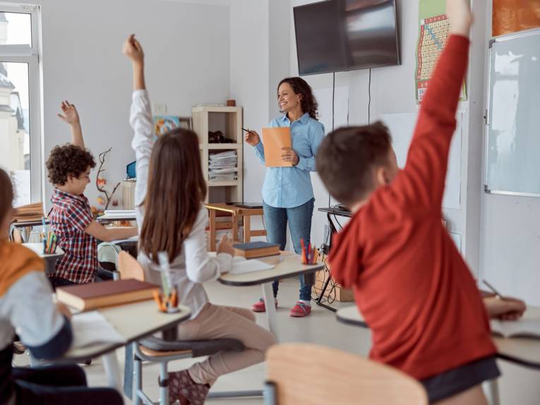 Eine Lehrerin vor ihrer Klasse