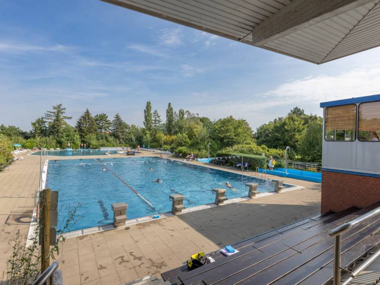 Schwimmbecken mit Startblöcken