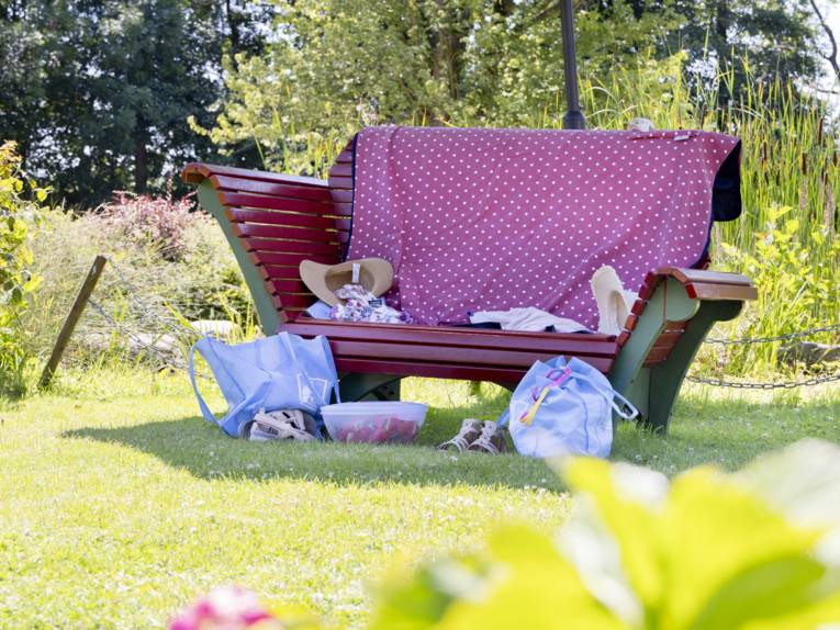 "Holzsofa" mit Decke und Badeutensilien