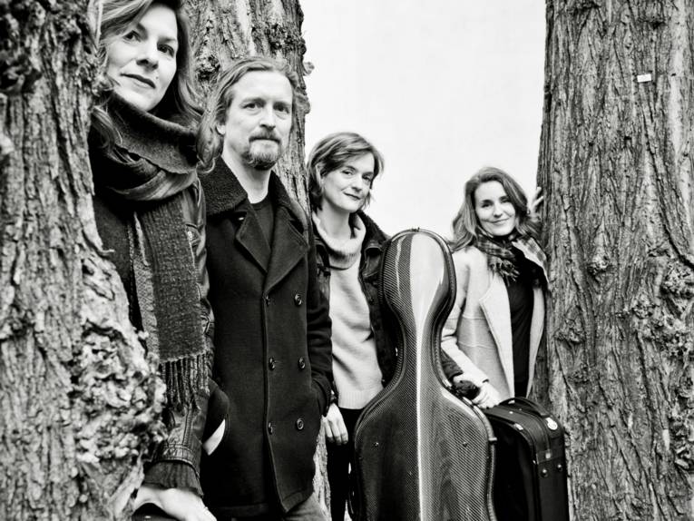 Musiker*innen mit Bäumen