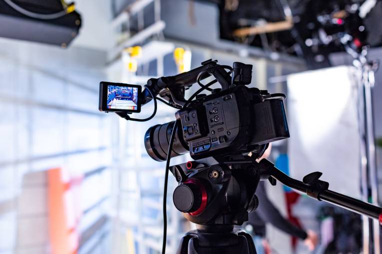 Eine Kamera in einem TV Studio.