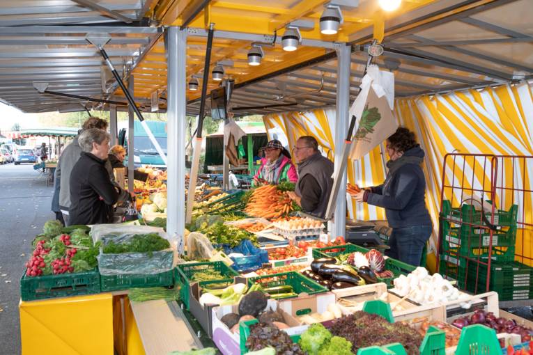 Ein Stand auf dem Wochenmarkt Misburg.