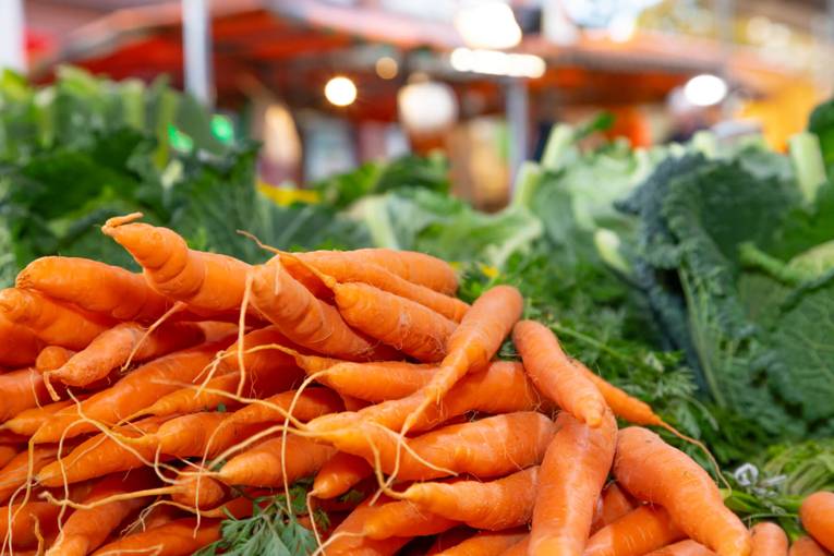 Knallig orange Karotten.