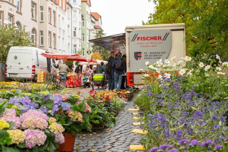 Ein Blick auf den Wochenmarkt in Linden-Nord: Menschen, St&auml;nde, Warenangebot