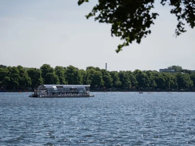 Łódź słoneczna na jeziorze Maschsee