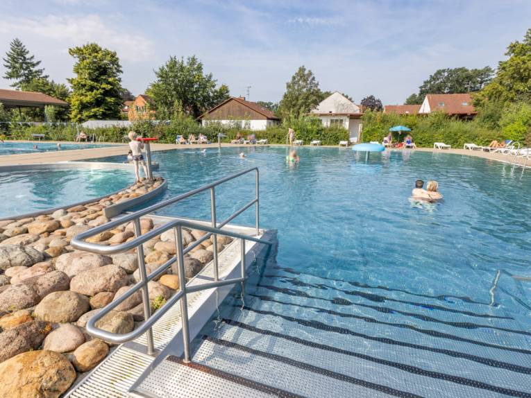 Treppen ins Spaßbecken