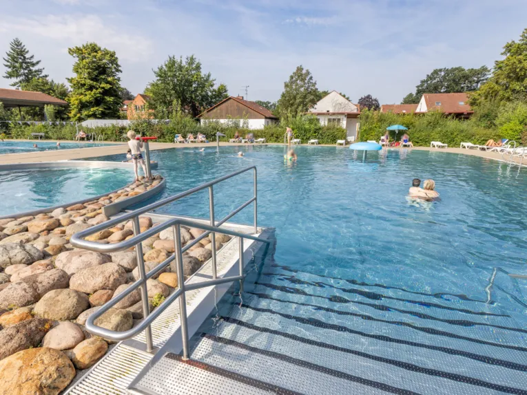 Treppen ins Spa&szlig;becken