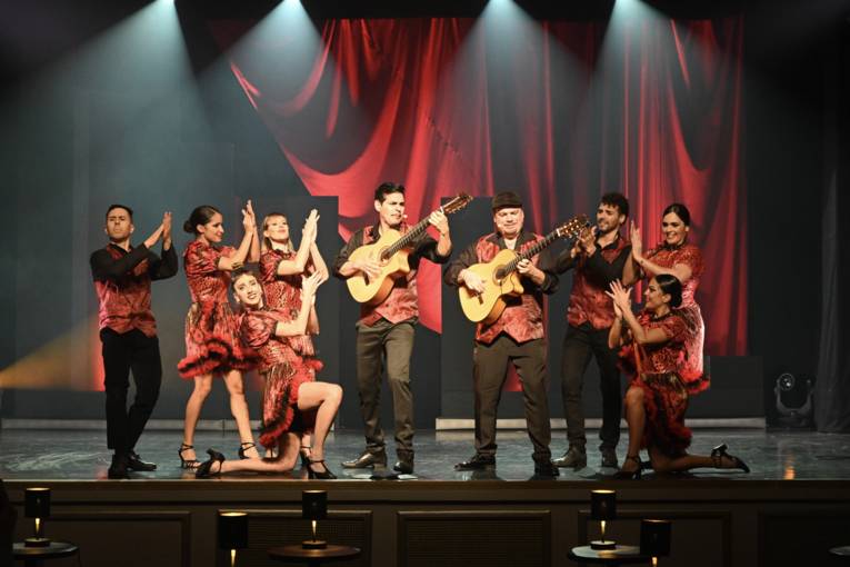 Artisten auf der Bühne beim Wintervarieté