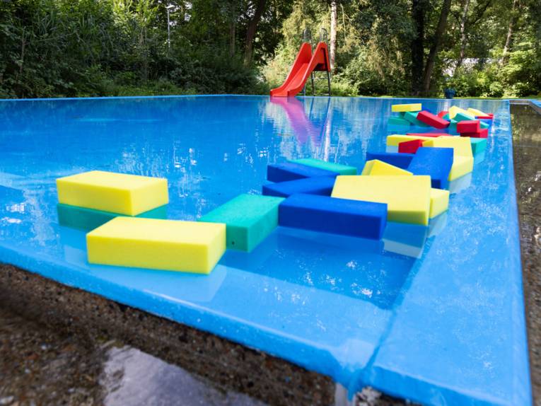 Nichtschwimmerbecken mit Rutsche und Schwimmhilfen