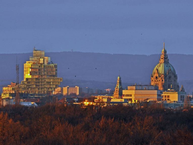 Blick von der Walstation auf das Neues Rathaus und das Nord LB-Gebäude