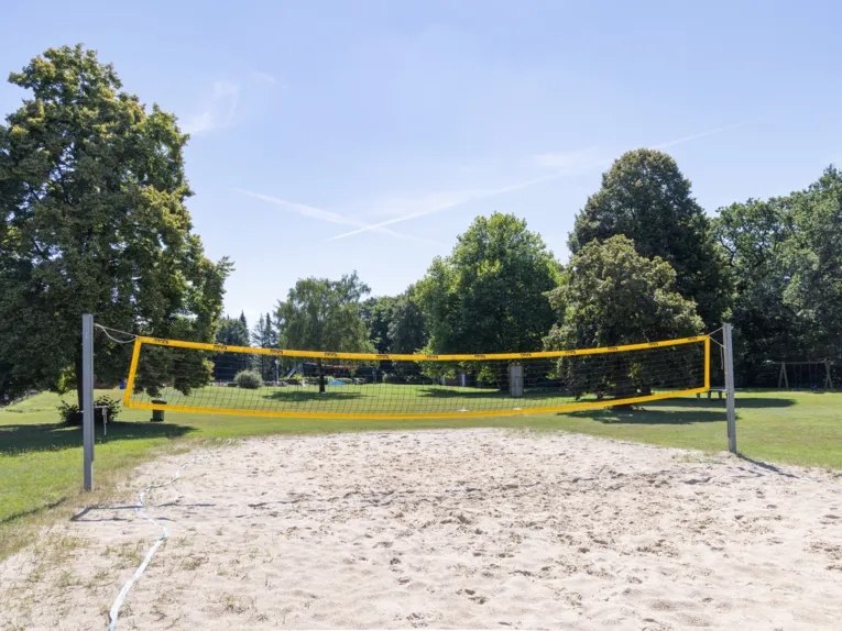 Sandfl&auml;che mit Beachvolleyballnetz