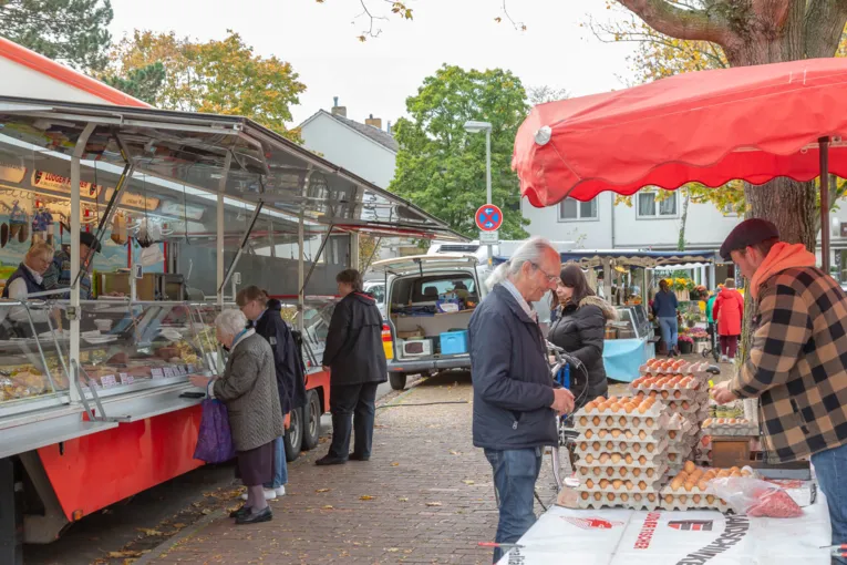 Et kig mellem markedsboderne: Kunder og personale på ugemarkedet