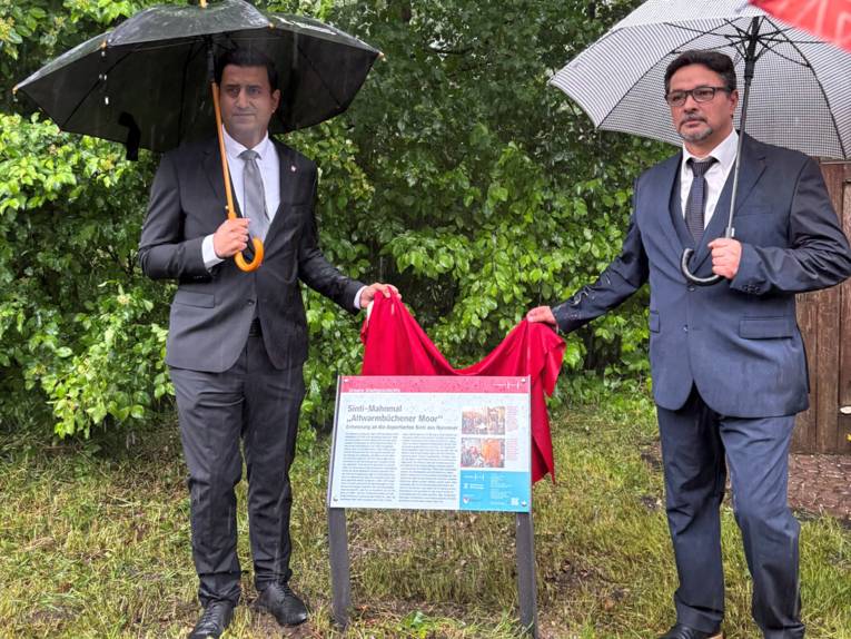Il sindaco del distretto cittadino, il dott. Wjahat Waraich (a sinistra), e Mario Franz, presidente dell’Associazione dei Sinti tedeschi della Bassa Sassonia e.V., durante l’inaugurazione