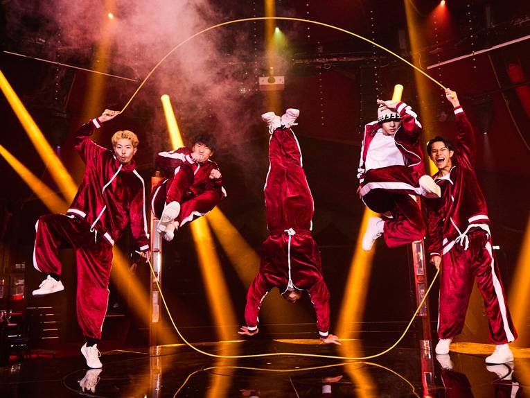 Die japanische Double-Dutch-Seilspring-Gruppe Haribow