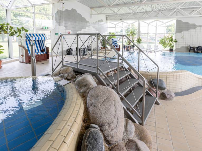 Kinderbecken mit Brücke im Innenbereich des Hallenfreibades Burgdorf