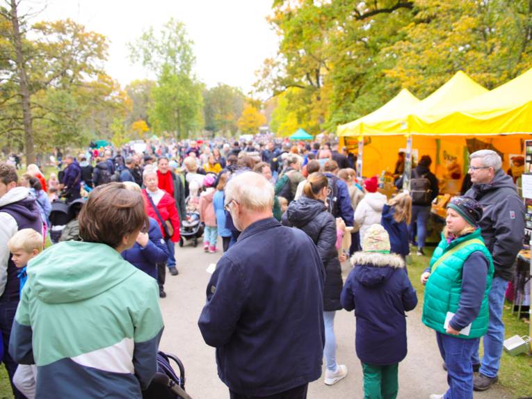 Menschen beim Tiergartenfest.