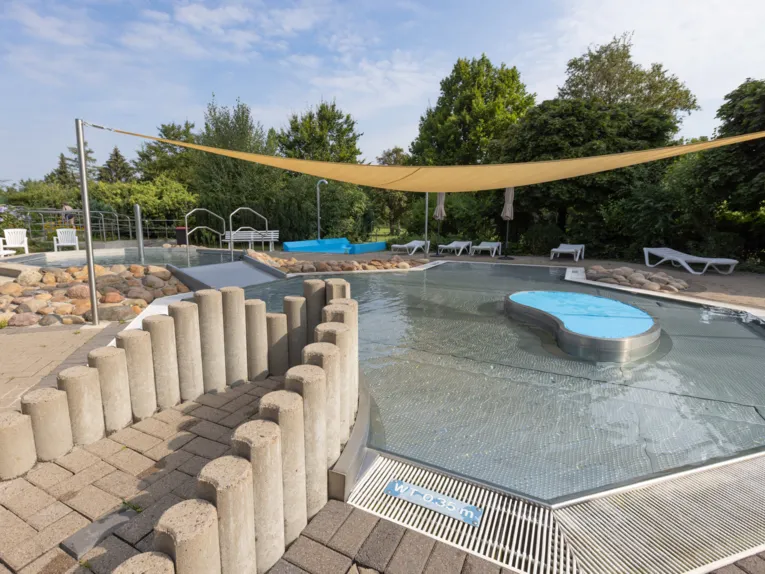 Kleinkindbecken mit Sonnensegel