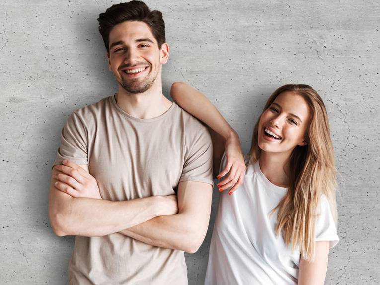 Junger Mann und junge Frau lachen.