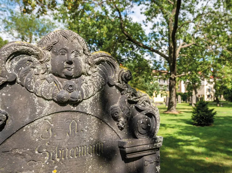 En grav på en kirkegård.
