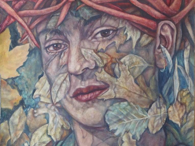 Zu sehen ist ein Gemälde von Eva Stockmann: Ein Portrait von Frida Kahlo, das von Blättern und Ranken und einer Krone aus Dornen umgeben ist.