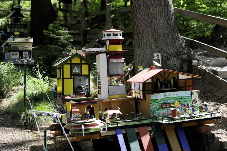 Leuchtturm und Seilbahn an den Wennigser Wasserr&auml;dern