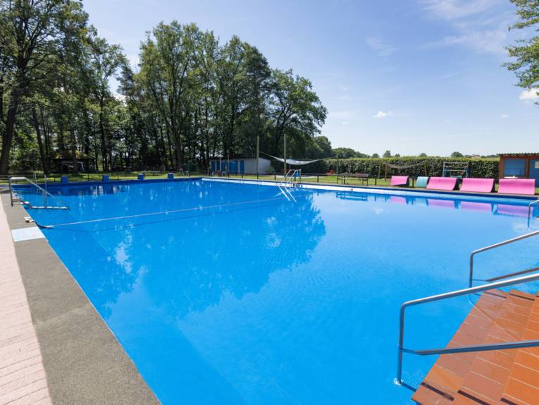 Becken eines Freibades, das einen Schwimm- und einen Nichtschwimmerbereich hat