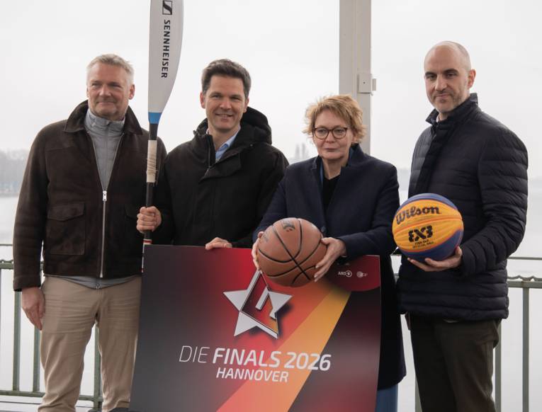 Gemeinsamer Pressetermin am Maschsee in Hannover: v.l.n.r.: Hagen Boßdorf, Geschäftsführer der Finals GmbH, Regionspräsident Steffen Krach, Daniela Behrens (niedersächsische Ministerin für Inneres und Sport), Oberbürgermeister Belit Onay